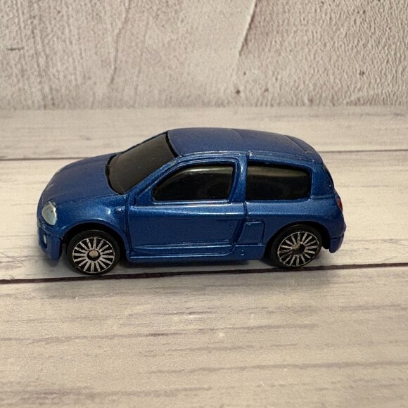 Maisto Renault Clio V6 Sport Car, 1:64 Scale Blue (SKU: 262TO) - Picture 2 of 7